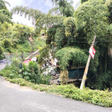 Poste inclinado en el sector del Descahe de Villamaría