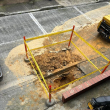 Usuario de Aguas se queja porque le cobran reparación en la calle