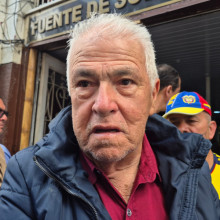 Álvaro Uribe respondió a ciudadano que lo increpó en Manizales y se acercó a sus bases Hely Martínez