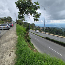 Faltan barandas al frente del restaurante El Peñón, peligro.